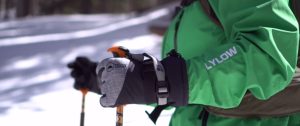 Should ski gloves be tight or loose?
