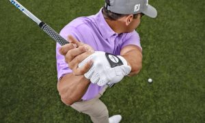 Why Don't You Wear a Glove When Putting?